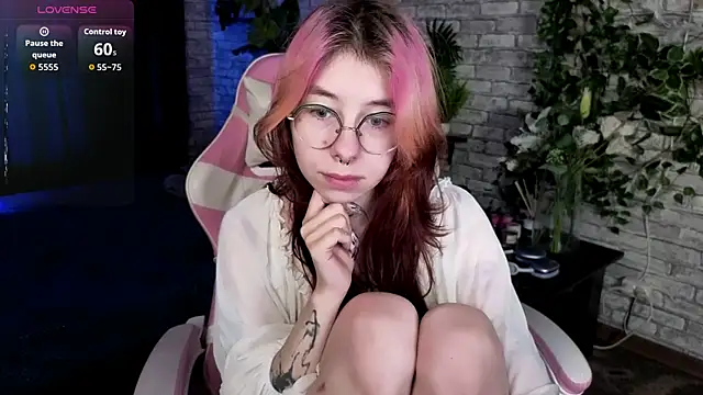 Snapshot of Alice_Nyx chatting on 06/30/26, 08:31 Alice Nyx online show from 06/30/26, 08:31