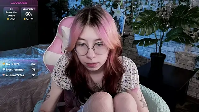 Snapshot of Alice_Nyx chatting on 07/16/26, 01:46 Alice Nyx online show from 07/16/26, 01:46