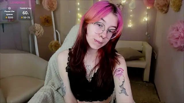 Snapshot of Alice_Nyx chatting on 05/15/26, 08:40 Alice Nyx online show from 05/15/26, 08:40