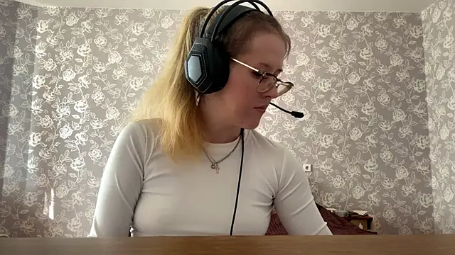 Snapshot of ElmiraGildea chatting on 04/14/26, 01:05 ElmiraGildea online show from 04/14/26, 01:05