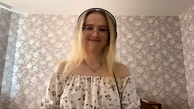 Snapshot of ElmiraGildea chatting on 04/08/26, 11:33 ElmiraGildea online show from 04/08/26, 11:33