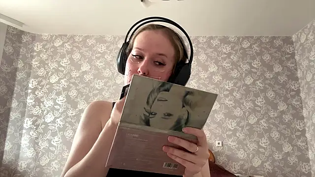 Snapshot of ElmiraGildea chatting on 04/13/26, 01:04 ElmiraGildea online show from 04/13/26, 01:04