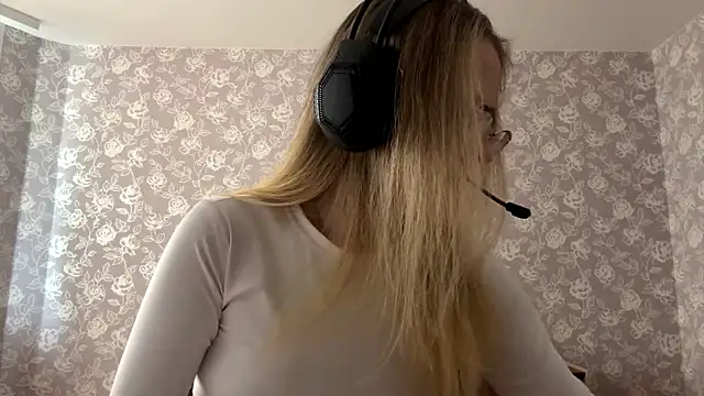 Snapshot of ElmiraGildea chatting on 04/10/26, 11:06 ElmiraGildea online show from 04/10/26, 11:06