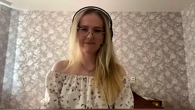 Snapshot of ElmiraGildea chatting on 04/09/26, 11:38 ElmiraGildea online show from 04/09/26, 11:38