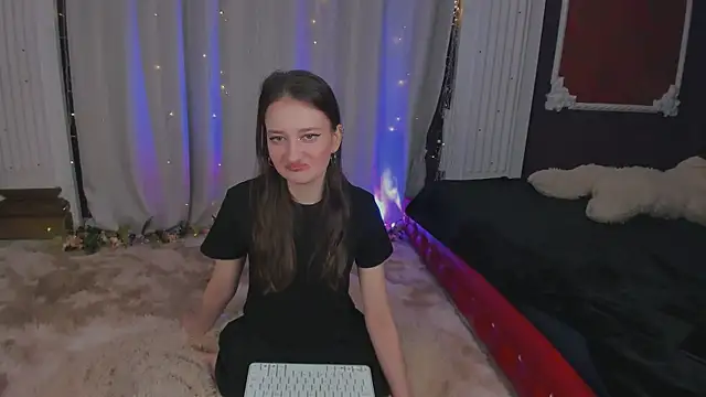 Snapshot of _SummerLila chatting on 04/12/26, 01:47 SummerLila online show from 04/12/26, 01:47