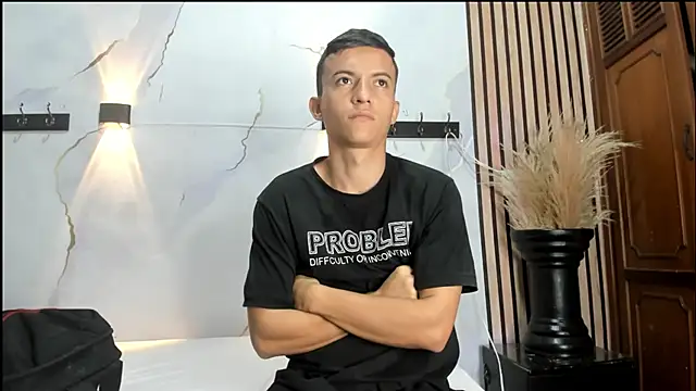 Snapshot of DilanAndKing chatting on 04/14/26, 12:43 DilanAndKing online show from 04/14/26, 12:43