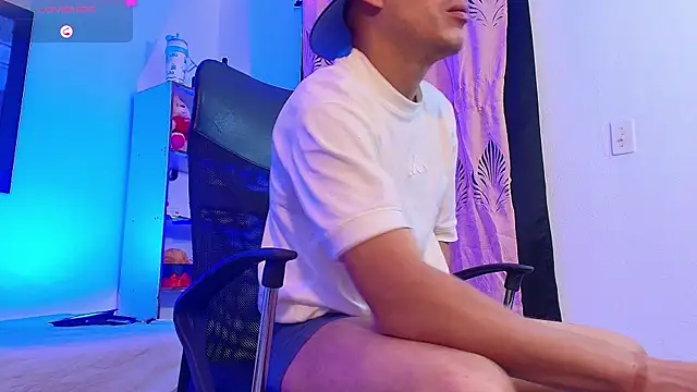 Snapshot of Axel__fierro chatting on 04/07/26, 12:51 Axel fierro online show from 04/07/26, 12:51