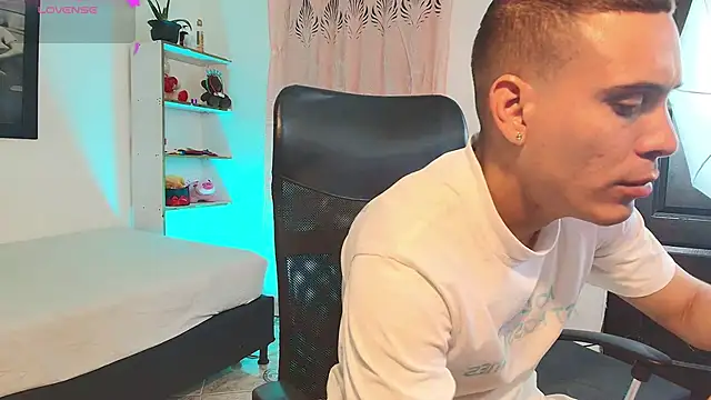 Snapshot of Axel__fierro chatting on 04/04/26, 10:49 Axel fierro online show from 04/04/26, 10:49