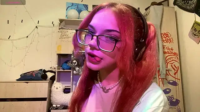 Snapshot of RedHeadCat chatting on 04/18/26, 09:37 RedHeadCat online show from 04/18/26, 09:37