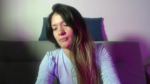 Snapshot of hannajonnes1 chatting on 04/15/26, 01:00 hannajonnes1 online show from 04/15/26, 01:00