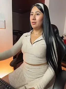 EvelynLeen  online show from 04/22/26, 11:06