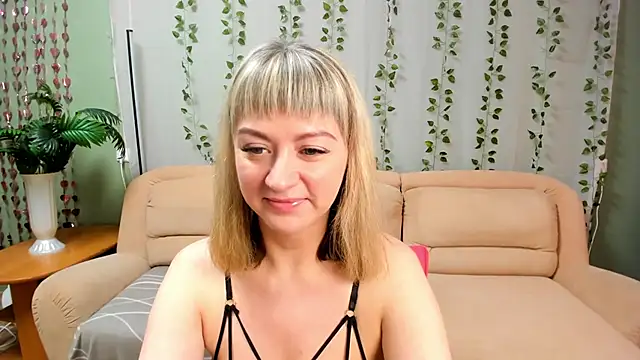 Snapshot of JulieLuna chatting on 04/06/26, 03:24 JulieLuna online show from 04/06/26, 03:24