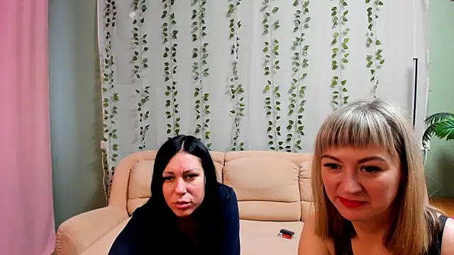 Snapshot of JulieLuna chatting on 04/09/26, 04:25 JulieLuna online show from 04/09/26, 04:25