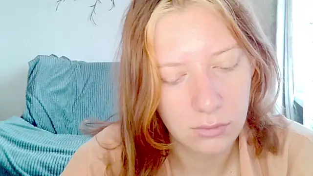 Snapshot of earn_my_lily chatting on 04/27/26, 06:11 earn my lily online show from 04/27/26, 06:11