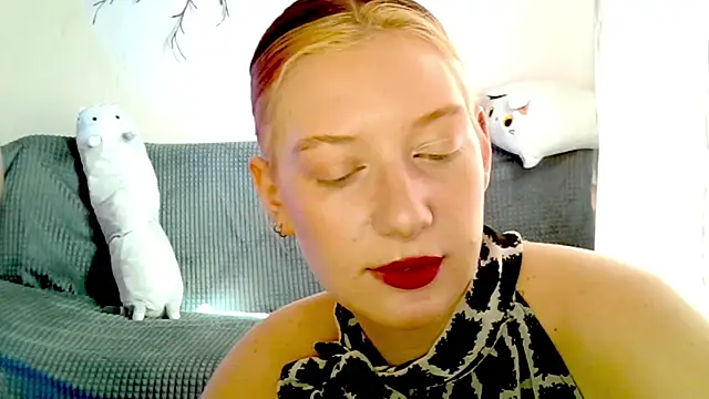 Snapshot of earn_my_lily chatting on 04/17/26, 07:22 earn my lily online show from 04/17/26, 07:22