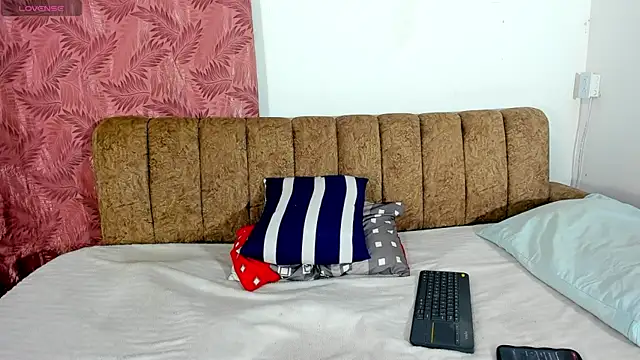 Snapshot of iisabella1 chatting on 05/18/26, 04:01 iisabella1 online show from 05/18/26, 04:01