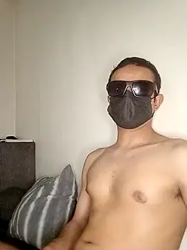 LuisLatinboyy online show from 04/05/26, 08:37