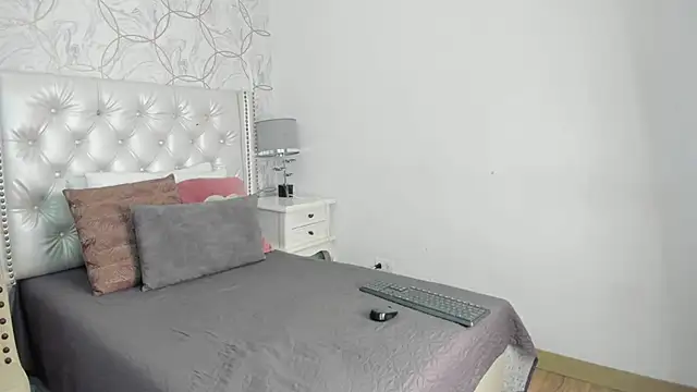 Snapshot of cathaleja_20_ chatting on 04/11/26, 07:06 cathaleja 20 online show from 04/11/26, 07:06