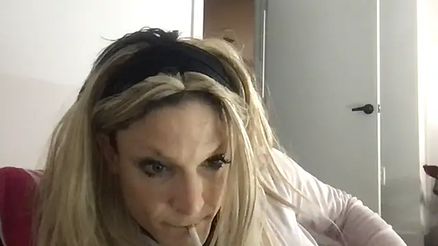 Snapshot of GypsiiCornel chatting on 05/27/26, 01:51 GypsiiCornel online show from 05/27/26, 01:51