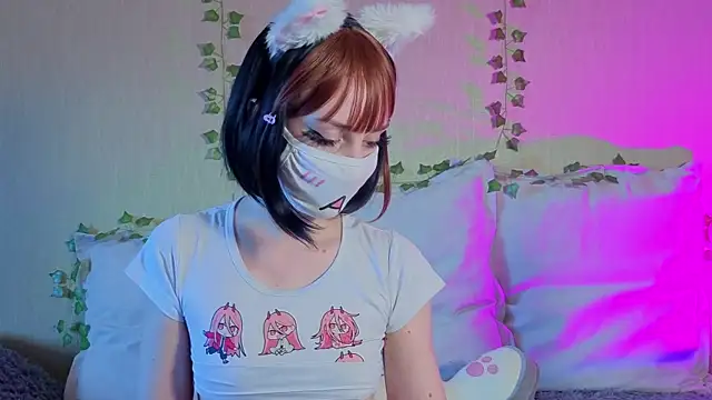 Snapshot of LunaNyanmi chatting on 06/17/26, 01:43 LunaNyanmi online show from 06/17/26, 01:43
