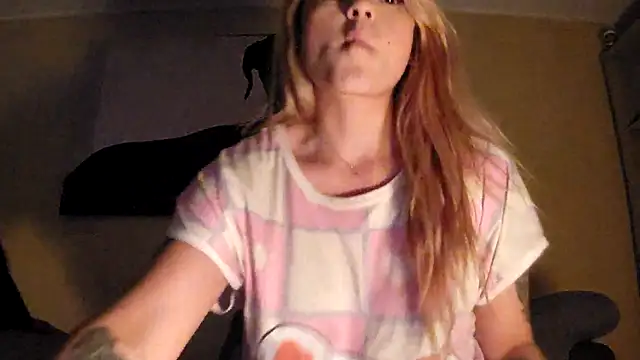 Snapshot of SilvyDiamond chatting on 04/14/26, 10:15 SilvyDiamond online show from 04/14/26, 10:15