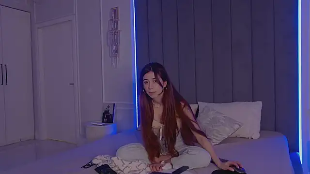 Snapshot of CarolineCox chatting on 04/08/26, 03:02 CarolineCox online show from 04/08/26, 03:02