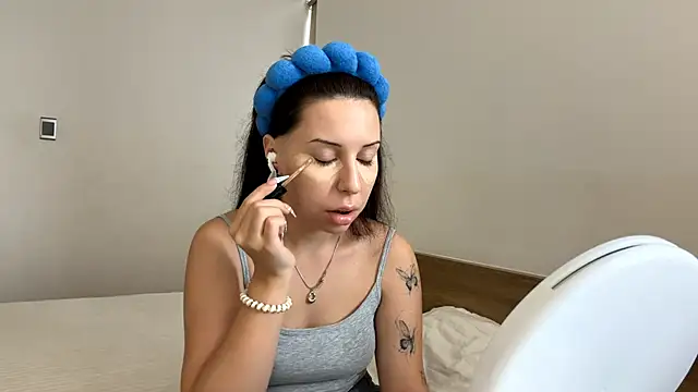 VinitaAskia online show from 04/15/26, 05:13