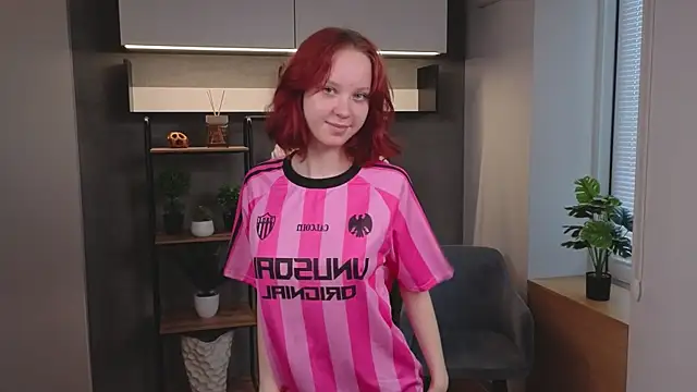Snapshot of MaisieWillians chatting on 06/17/26, 12:00 MaisieWillians online show from 06/17/26, 12:00