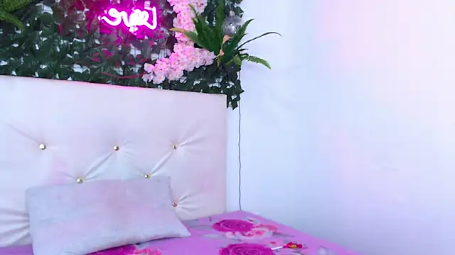 Snapshot of vayolet_sexy_ chatting on 04/14/26, 02:44 vayolet sexy online show from 04/14/26, 02:44