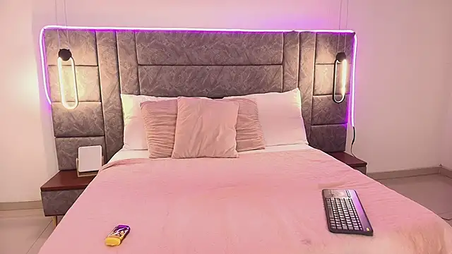 dhalia lux  online show from 05/27/26, 08:49