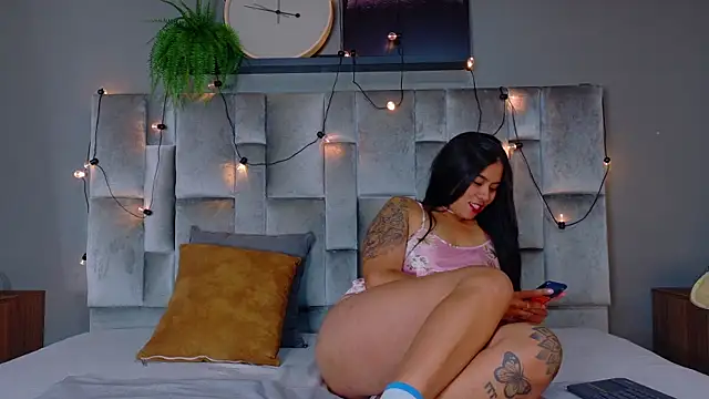 Snapshot of AriannaLux__ chatting on 04/15/26, 07:58 AriannaLux online show from 04/15/26, 07:58