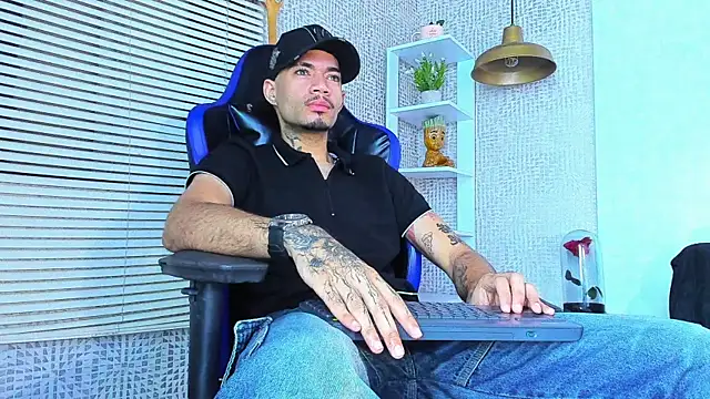 Snapshot of Daniel_huge22 chatting on 06/20/26, 02:33 Daniel huge22 online show from 06/20/26, 02:33