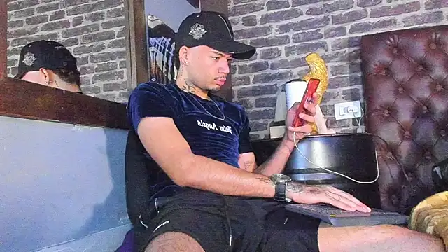 Snapshot of Daniel_huge22 chatting on 06/07/26, 04:01 Daniel huge22 online show from 06/07/26, 04:01