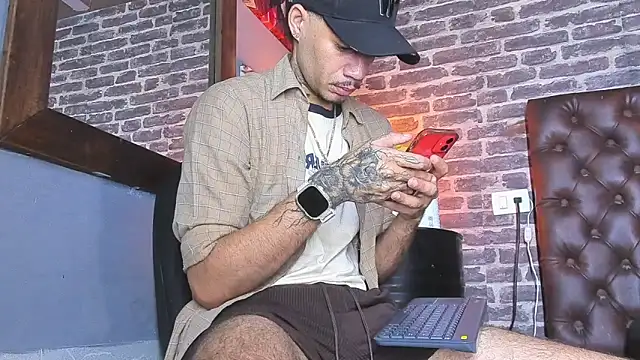Snapshot of Daniel_huge22 chatting on 06/18/26, 02:44 Daniel huge22 online show from 06/18/26, 02:44