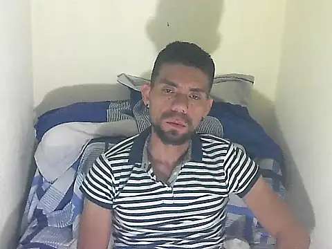 Snapshot of thomas2wood chatting on 06/01/26, 12:33 thomas2wood online show from 06/01/26, 12:33