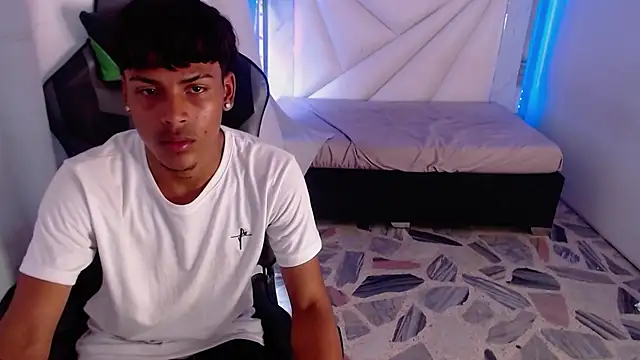 Snapshot of Angel_foxc_ chatting on 04/07/26, 10:22 Angel foxc online show from 04/07/26, 10:22