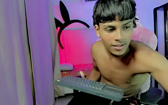 Snapshot of Angel_foxc_ chatting on 04/14/26, 03:44 Angel foxc online show from 04/14/26, 03:44