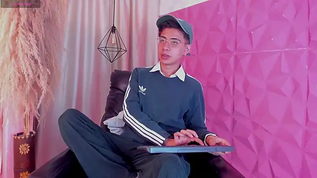 Snapshot of youn_rider chatting on 04/13/26, 07:29 youn rider online show from 04/13/26, 07:29