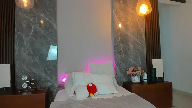 Scarlett Evanss  online show from 04/13/26, 11:47