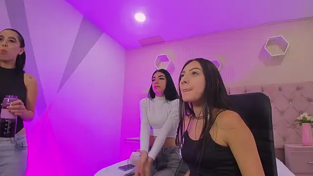 Snapshot of QueensSensation chatting on 04/14/26, 01:16 QueensSensation online show from 04/14/26, 01:16