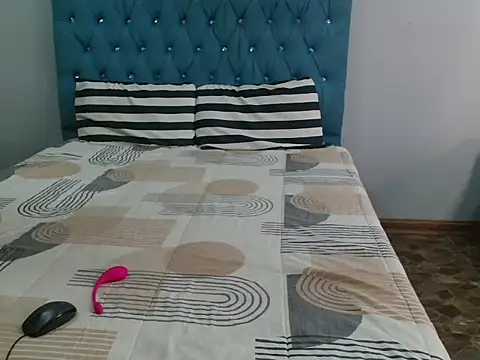 Snapshot of YourWifeyLily chatting on 04/13/26, 10:03 YourWifeyLily online show from 04/13/26, 10:03