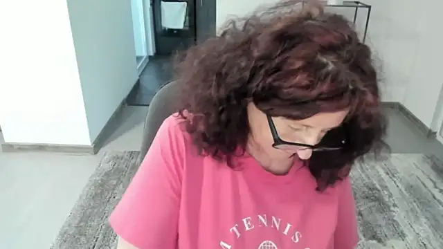 Snapshot of CatherineRowe chatting on 01/21/25, 01:43 CatherineRowe online show from 01/21/25, 01:43