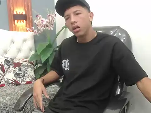 Snapshot of Alexander_villa_ chatting on 04/12/26, 10:24 Alexander villa online show from 04/12/26, 10:24