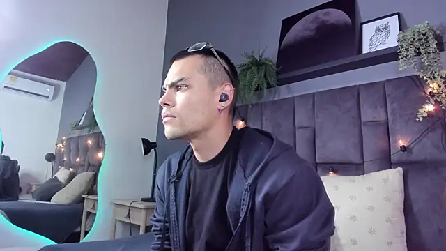 Snapshot of RomeoBoselli__ chatting on 04/14/26, 07:41 RomeoBoselli online show from 04/14/26, 07:41