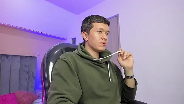 Snapshot of ken_col chatting on 04/14/26, 03:33 ken col online show from 04/14/26, 03:33