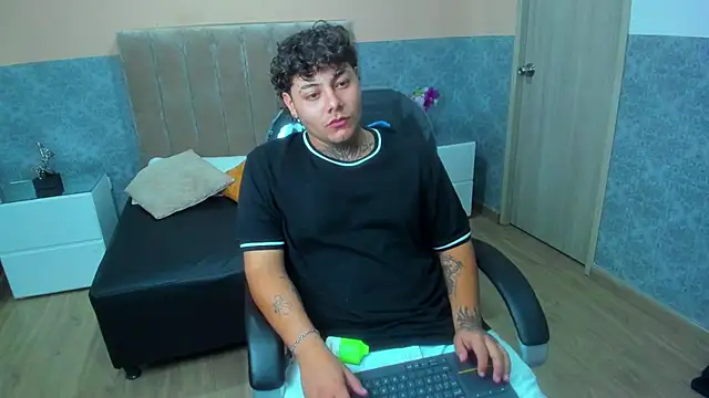 Snapshot of DAMON_SALVATTORE chatting on 04/11/26, 03:47 DAMON SALVATTORE online show from 04/11/26, 03:47