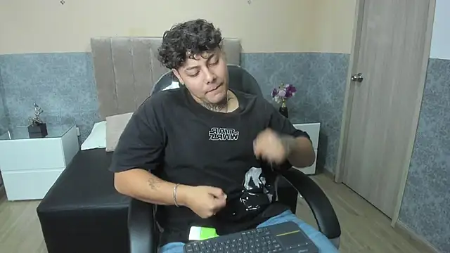 Snapshot of DAMON_SALVATTORE chatting on 04/10/26, 03:35 DAMON SALVATTORE online show from 04/10/26, 03:35