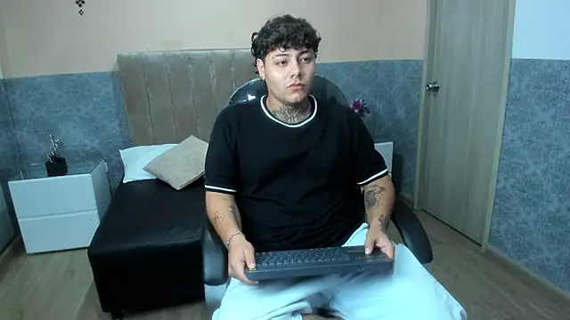 Snapshot of DAMON_SALVATTORE chatting on 04/14/26, 03:33 DAMON SALVATTORE online show from 04/14/26, 03:33