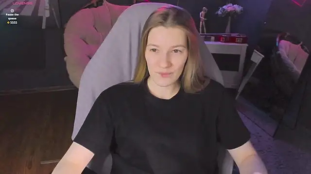 Snapshot of Vanessa___Lui chatting on 04/10/26, 04:03 Vanessa Lui online show from 04/10/26, 04:03