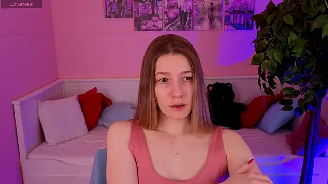 Snapshot of Vanessa___Lui chatting on 04/14/26, 04:12 Vanessa Lui online show from 04/14/26, 04:12